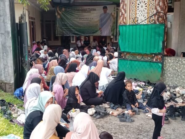 Ratusan Anak Yatim Tersenyum di Cipelang, Aksi Sosial Ketua Paguyuban Cipelang Herang Banjir Apresiasi Lead: