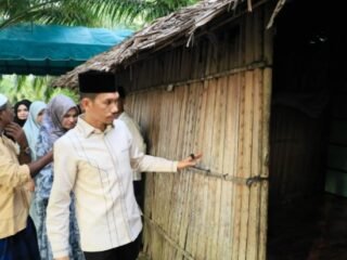 Bupati Aceh Barat kunjungi Warga kurang mampu serahkan Bantuan masa panik .