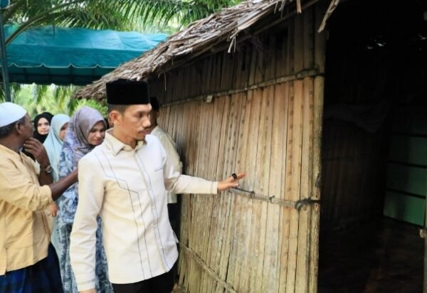 Bupati Aceh Barat kunjungi Warga kurang mampu serahkan Bantuan masa panik .