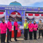 Berbagi Berkah Ramadan, Ketua Bhayangkari Polda Malut Bagikan Paket Takjil kepada Warga