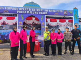 Berbagi Berkah Ramadan, Ketua Bhayangkari Polda Malut Bagikan Paket Takjil kepada Warga