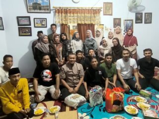 Berbagi Berkah Ramadan, Ketua Bhayangkari Polda Malut Bagikan Paket Takjil kepada Warga