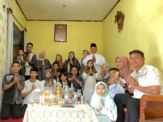 kami keluarga besar idrus mangkundipati almarhum bin raden harun almarhum mengucapkan selamat hari raya idul fitri 1 syawal 1417 h, mohon maaf lahir dan batin