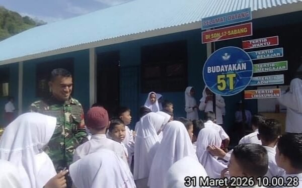 Sambangi Sekolah, Babinsa Koramil 02/Sukakarya Edukasi Siswa tentang Disiplin dan Etika