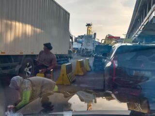 Pelabuhan penyeberangan Bakauheni padat kendaraan arus balik mudik lebaran kepelabuhan Merak Banten