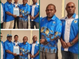 Benyamin Gurik, Ketua DPD KNPI Provinsi Papua Menyerahkan SK Ketua Carateker DPD KNPI Kabupaten Sarmi.