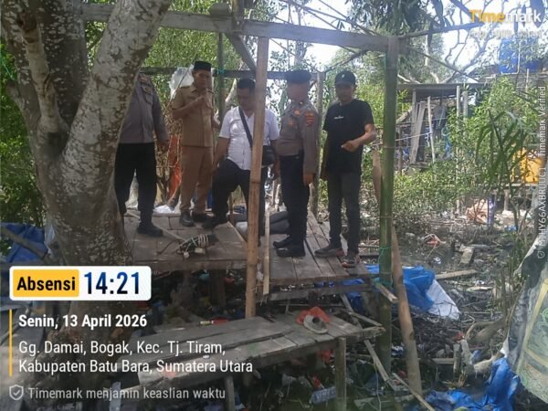 Tim personil Polsek labuhan ruku bersama kepala desa Indrayaman roboh kan Gubuk sarang narkoba