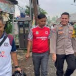 Bahu-Membahu di Pangkalan 2, Bhabinkamtibmas dan Babinsa Cikiwul Gelar Aksi Bersih Lingkungan