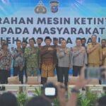 Dorong Ekonomi Pesisir, Kapolda Riau Bantu Nelayan Meranti Dengan 20 Mesin Ketinting