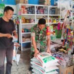 Jaga Stabilitas Pangan, Babinsa Koramil 01/Sukajaya Lakukan Pengecekan Sembako di Kios Warga