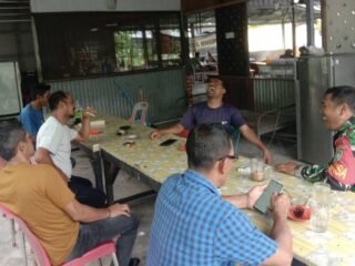 Ngopi Bareng Warga, Babinsa Balohan Perkuat Silaturahmi Lewat Komsos