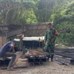 Dukung Pembangunan Desa, Babinsa Sukajaya Kontrol Pengerjaan Rangka Besi KDKMP