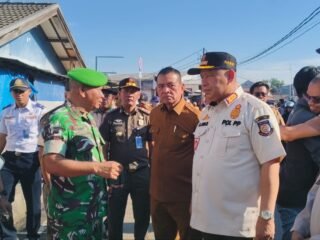 Petugas Gabungan Pemkot Tangsel Lakukan Penertiban Parkir Liar dan Pedagang di Jalan H. Usman Ciputat