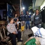 Air Kiriman Bogor Mulai Surut, Personel Polsek Rawa Lumbu Bantu Warga Margahayu Bersihkan Sisa Banjir