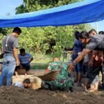 Babinsa Keuneukai Hadiri Pemakaman Warga, Wujud Empati dan Kedekatan dengan Masyarakat