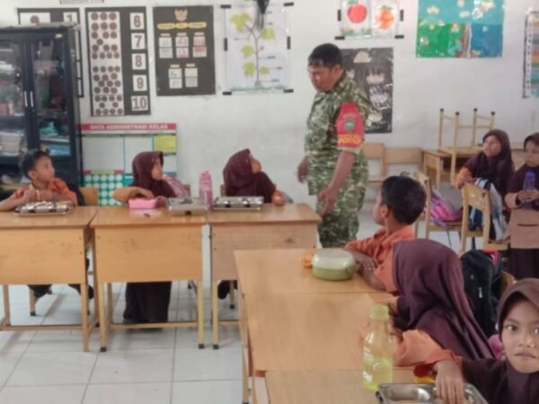 Babinsa Balohan Pantau Distribusi Makan Bergizi di SDN 20 Sabang