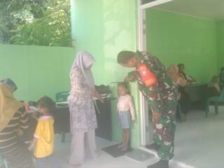 Dampingi Posyandu, Babinsa Ujong Kareung Dorong Balita Sehat dan Bebas Gizi Buruk