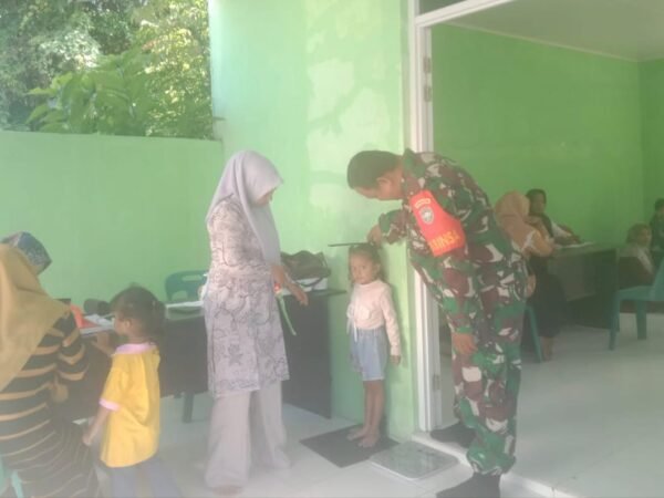 Dampingi Posyandu, Babinsa Ujong Kareung Dorong Balita Sehat dan Bebas Gizi Buruk