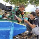 Dekat dengan Rakyat, Babinsa Sukajaya Bantu Perbaikan Boat Warga