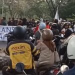 Peringati 30 Tahun April Berdarah .040 IKIMU Tutup Jalan Depan UMI