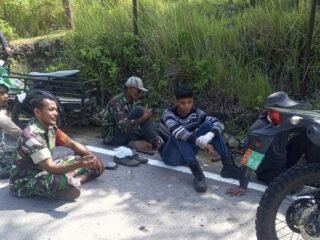 Babinsa Paya Sapa Warga Saat Istirahat dari Bekerja, Momen Santai untuk Ingatkan Bahaya Karhutla