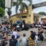 Aksi Humanis Tampa Sekat Kapolres Bulukumba AKBP Restu Dialog dengan Massa Sambil Duduk di Aspal 