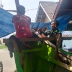 Wujud Kebersamaan, Babinsa Koramil 01/Sukajaya Ikut Andil Perbaiki Perahu Warga