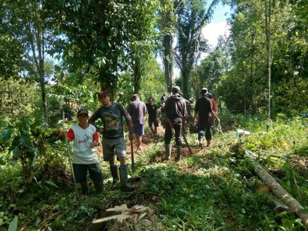 Permudah Angkut Hasil Panen .Babinsa Tanete Pimpin Perintisan Jalan Tani Biroro
