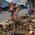Pemasangan Pipa Perumda Tirta Jaya Mandiri di Pertigaan Cibadak, Pengguna Jalan Diimbau Waspada