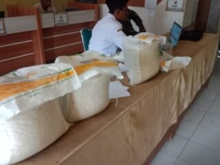 Pemdes Muara Dua Salurkan Bantuan Pangan: Tiap KPM Terima 2 Karung Beras dan 4 Kantong Minyak