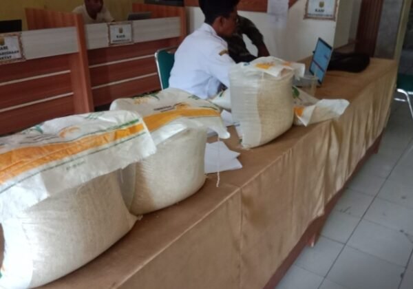 Pemdes Muara Dua Salurkan Bantuan Pangan: Tiap KPM Terima 2 Karung Beras dan 4 Kantong Minyak