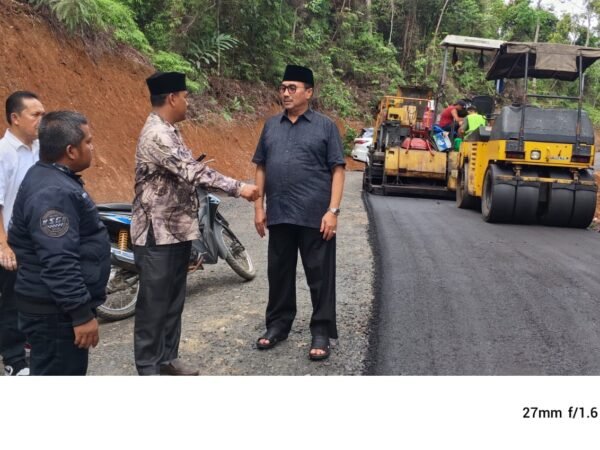 Anggota DPR RI Benny Utama,SH.MM Tinjau Proyek Hotmix,Simpang lll Rumbai -Muara Tais
