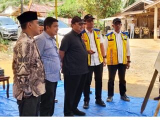 Anggota DPR RI Benny Utama,SH.MM Tinjau Proyek Hotmix,Simpang lll Rumbai -Muara Tais