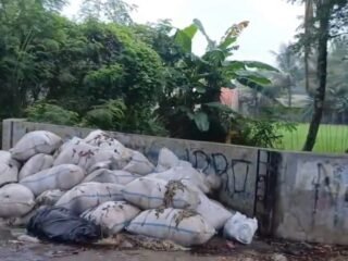 Puluhan Karung Limbah Jeroan Ayam Dibuang Sembarangan, Warga Keluhkan Bau Menyengat