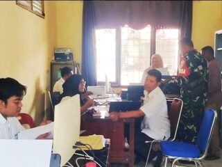 Babinsa Koramil 02/Sukakarya Hadir Bantu Kelancaran Pelayanan Pengurusan Administrasi Warga Binaan 