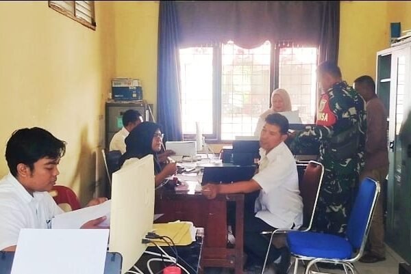 Babinsa Koramil 02/Sukakarya Hadir Bantu Kelancaran Pelayanan Pengurusan Administrasi Warga Binaan 