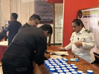 USAI IKRAR PEMASYARAKATAN, LAPAS LABUHAN RUKU GERAK CEPAT LAKUKAN PENYULUHAN BAHAYA NARKOBA DAN TES URINE BAGI PETUGAS DAN WBP