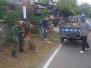 Babinsa Ie Meulee dan Masyarakat Gotong Royong Bersama Ciptakan Lingkungan Bersih dan Nyaman