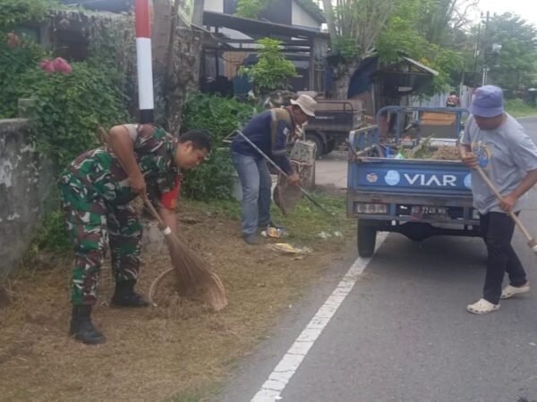 Babinsa Ie Meulee dan Masyarakat Gotong Royong Bersama Ciptakan Lingkungan Bersih dan Nyaman
