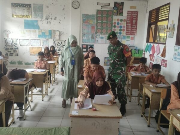 Babinsa Koramil 02/Sukakarya Pantau Pelaksanaan Ujian Semester di SDN 2 Sabang