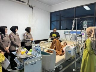 Empat Polwan Bulukumba .Kunjungi Syifa yang Dirawat Sendiri Bersama Kakeknya