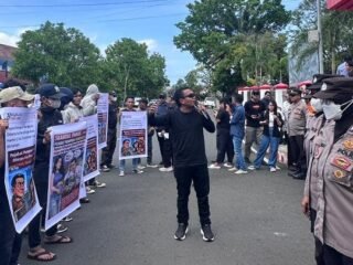 Ratusan Warga Demo Depan kantor Gubernur, Desak Copot Kadis PU Tejo Dugaan Skandal Perselingkuhan
