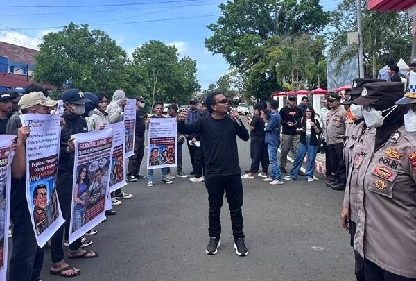 Ratusan Warga Demo Depan kantor Gubernur, Desak Copot Kadis PU Tejo Dugaan Skandal Perselingkuhan