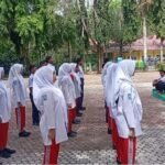 Tanamkan Disiplin dan Nasionalisme, Babinsa Aneuk Laot Latih Siswa SMPN 5 Sabang Hadapi Lomba PBB