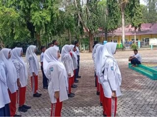 Tanamkan Disiplin dan Nasionalisme, Babinsa Aneuk Laot Latih Siswa SMPN 5 Sabang Hadapi Lomba PBB