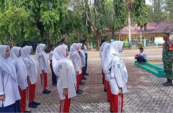 Tanamkan Disiplin dan Nasionalisme, Babinsa Aneuk Laot Latih Siswa SMPN 5 Sabang Hadapi Lomba PBB