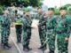 Pangdam XV/Pattimura Beri Penghargaan kepada Letkol Inf Hendra Suryaningrat atas Misi Penyelamatan di Tanimbar