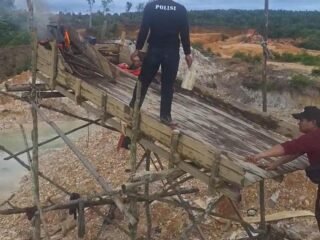 Polsek Singingi Tertibkan Aktivitas PETI Di Desa Logas Hilir, Sejumlah Rakit Dan Dompeng Dimusnahkan