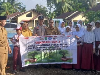 Polsek Kuantan Mudik Laksanakan Program Green Policing Dan Gerakan Cinta Lingkungan Di Desa Pisang Berebus