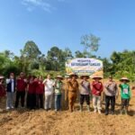 Dukung Program Asta Cita Presiden, Polsek Kuantan Hilir Bersama Forkopimcam Tanam Jagung Pipil Di Kampung Madura